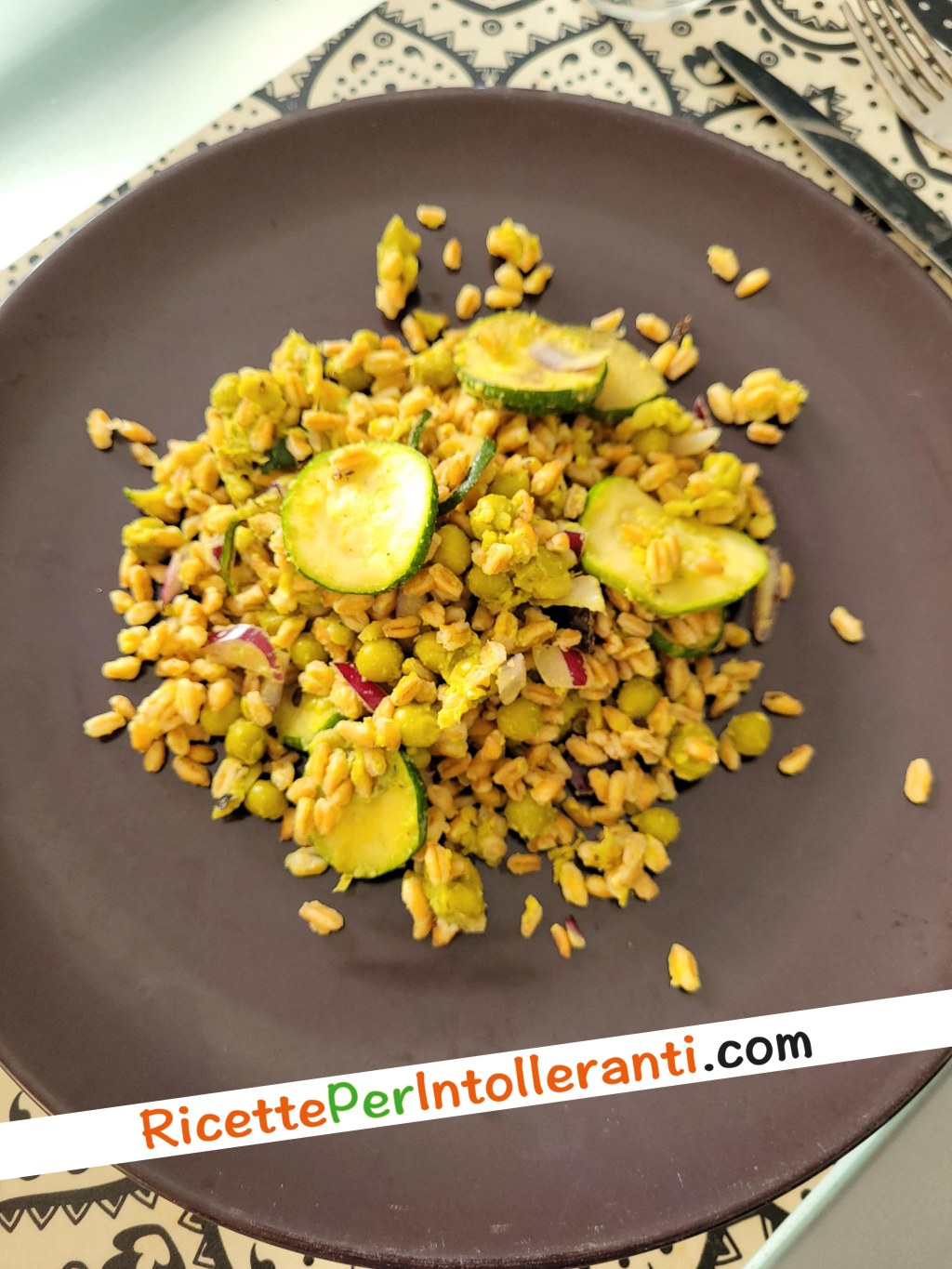 un piatto di farro con piselli e zucchine