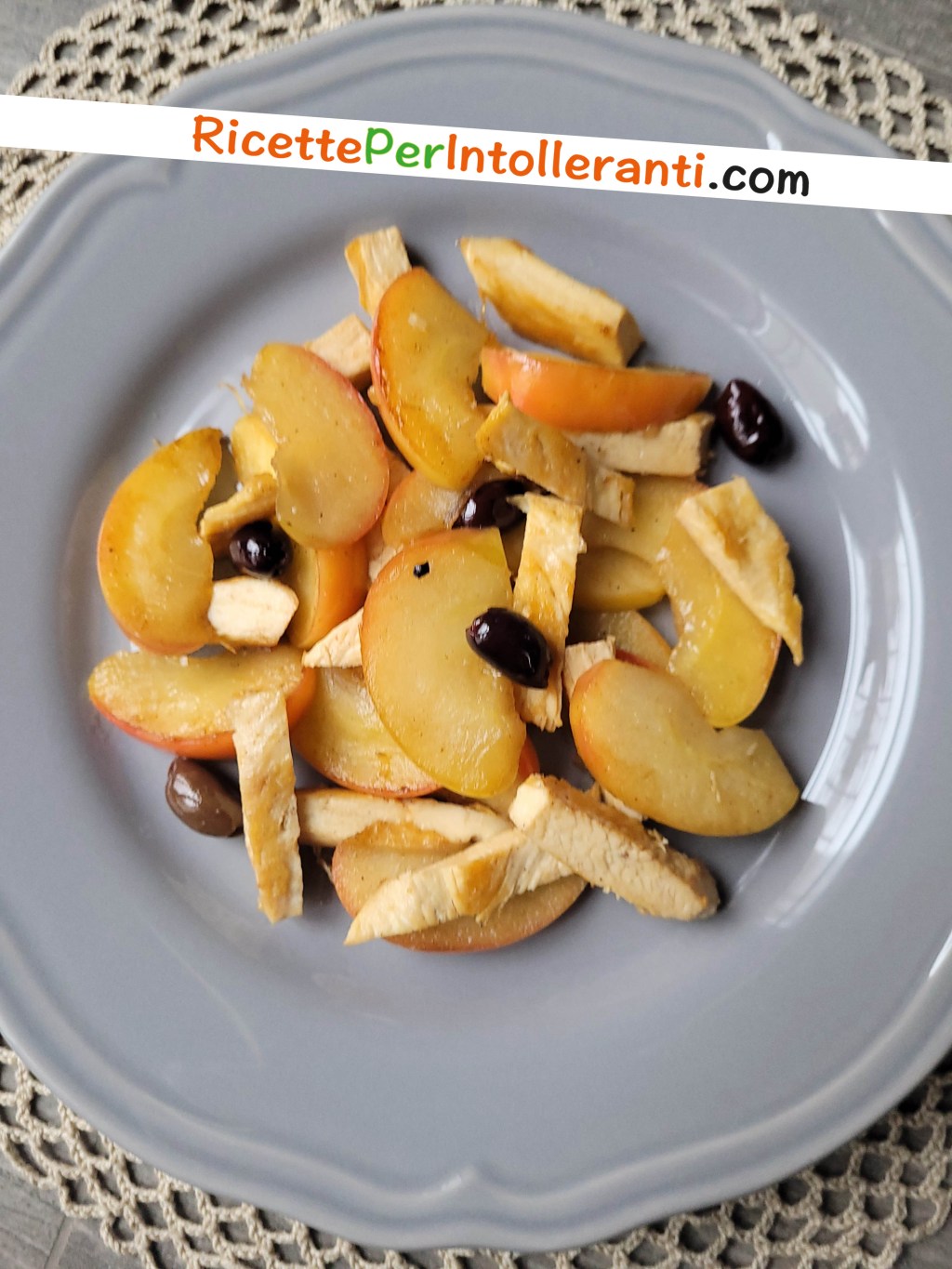 un piatto di pollo con le mele e le olive